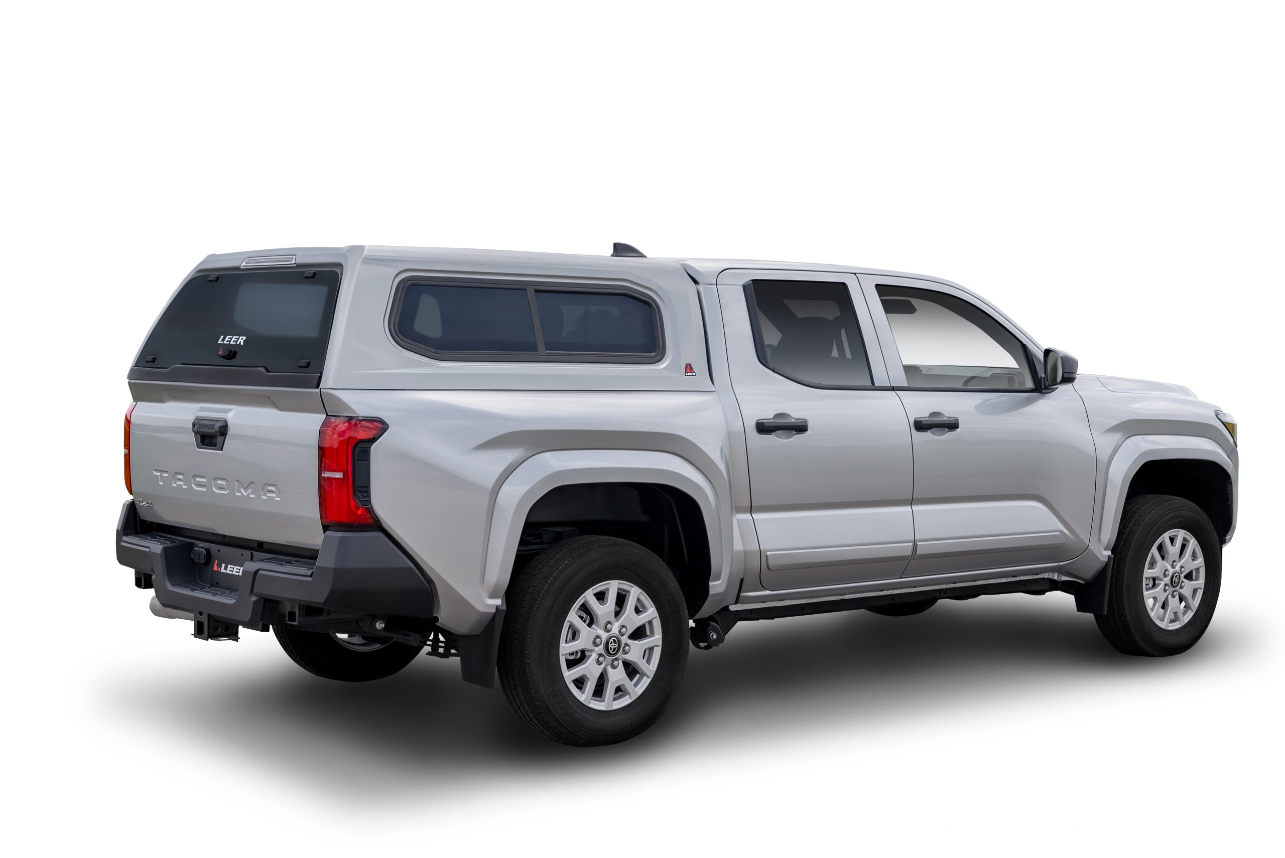 Leer 100XR_Silver_Tacoma_Passenger_Rear_3_4_View_Outline_Shadow-48