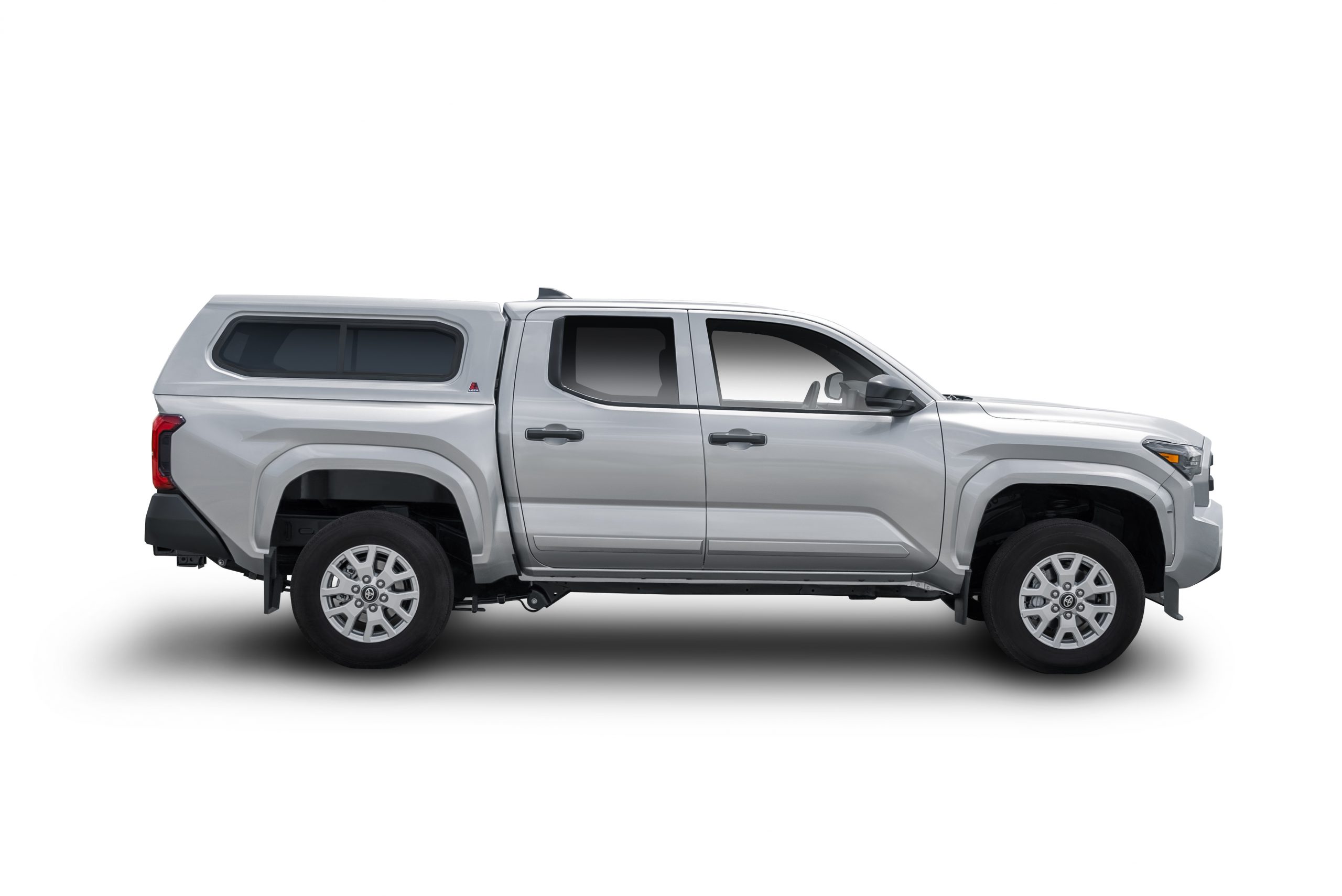 Leer_100XR_Silver_Tacoma_PS_View_Outline_Shadow-49